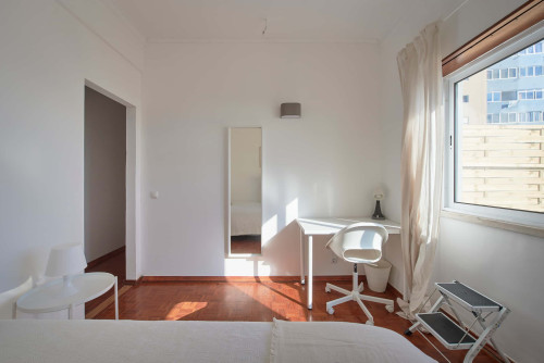 Cozy bedroom in a 5-bedroom apartment in Cacilhas - Room 4