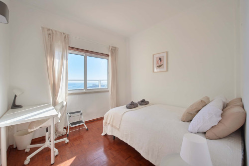 Cozy bedroom in a 5-bedroom apartment in Cacilhas - Room 4 - Gallery - 9