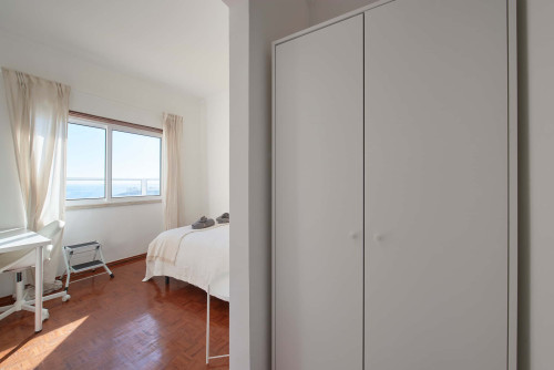 Cozy bedroom in a 5-bedroom apartment in Cacilhas - Room 4 - Gallery - 11