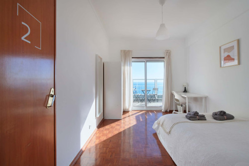 Comfortable bedroom with private balcony in a 5-bedroom apartment in Cacilhas - Room 2