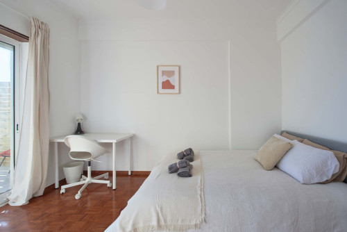 Comfortable bedroom with private balcony in a 5-bedroom apartment in Cacilhas - Room 2