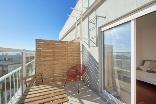 Comfortable bedroom with private balcony in a 5-bedroom apartment in Cacilhas - Room 2 - Gallery - 6