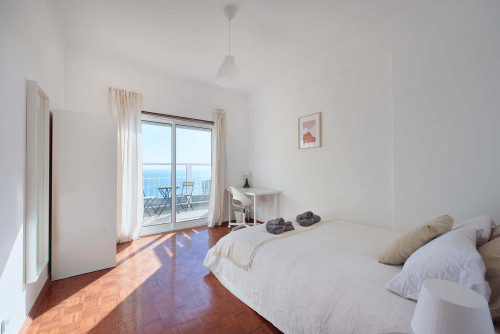 Comfortable bedroom with private balcony in a 5-bedroom apartment in Cacilhas - Room 2