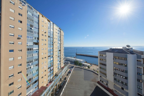 Comfortable bedroom with private balcony in a 5-bedroom apartment in Cacilhas - Room 2 - Gallery - 9