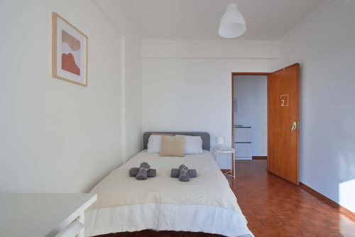 Comfortable bedroom with private balcony in a 5-bedroom apartment in Cacilhas - Room 2  - Gallery -  5