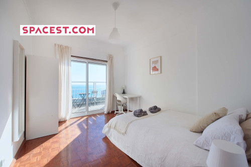 Comfortable bedroom with private balcony in a 5-bedroom apartment in Cacilhas - Room 2 - Gallery - 11