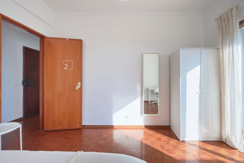 Comfortable bedroom with private balcony in a 5-bedroom apartment in Cacilhas - Room 2