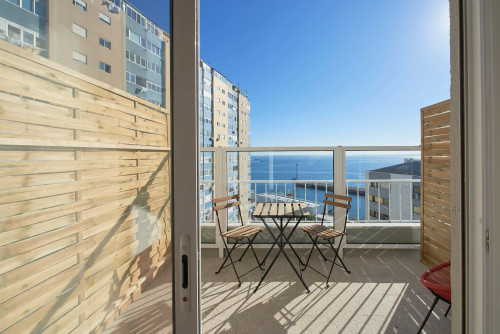 Comfortable bedroom with private balcony in a 5-bedroom apartment in Cacilhas - Room 2 - Gallery - 7