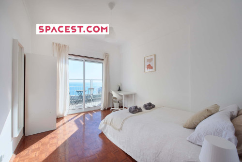 Comfortable bedroom with private balcony in a 5-bedroom apartment in Cacilhas - Room 2 - Gallery - 12