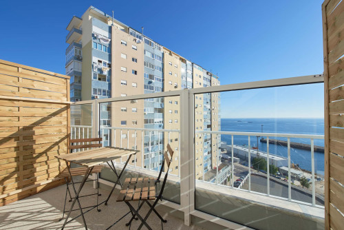 Comfortable bedroom with private balcony in a 5-bedroom apartment in Cacilhas - Room 2 - Gallery - 8