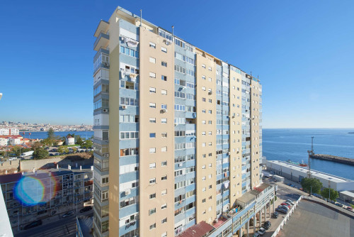 Comfortable bedroom with private balcony in a 5-bedroom apartment in Cacilhas - Room 2 - Gallery - 10