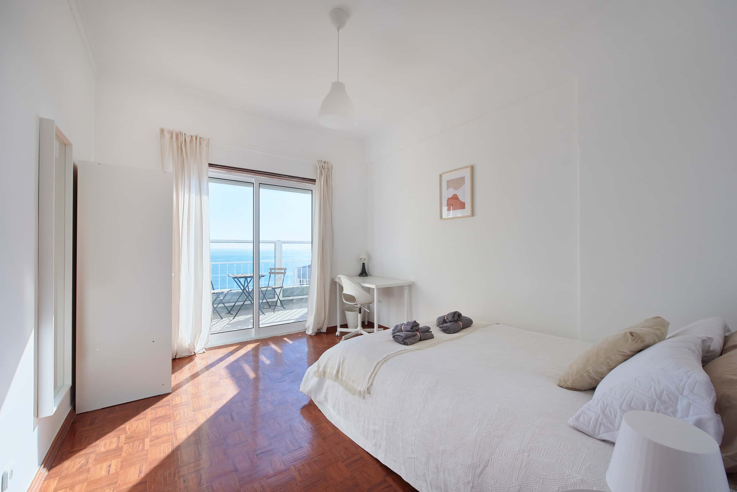  Comfortable Bedroom With Private Balcony In A 5-Bedroom Apartment In Cacilhas - Room 2  -  Comfortable bedroom with private balcony in a 5-bedroom apartment in Cacilhas - Room 2  - Gallery -  2