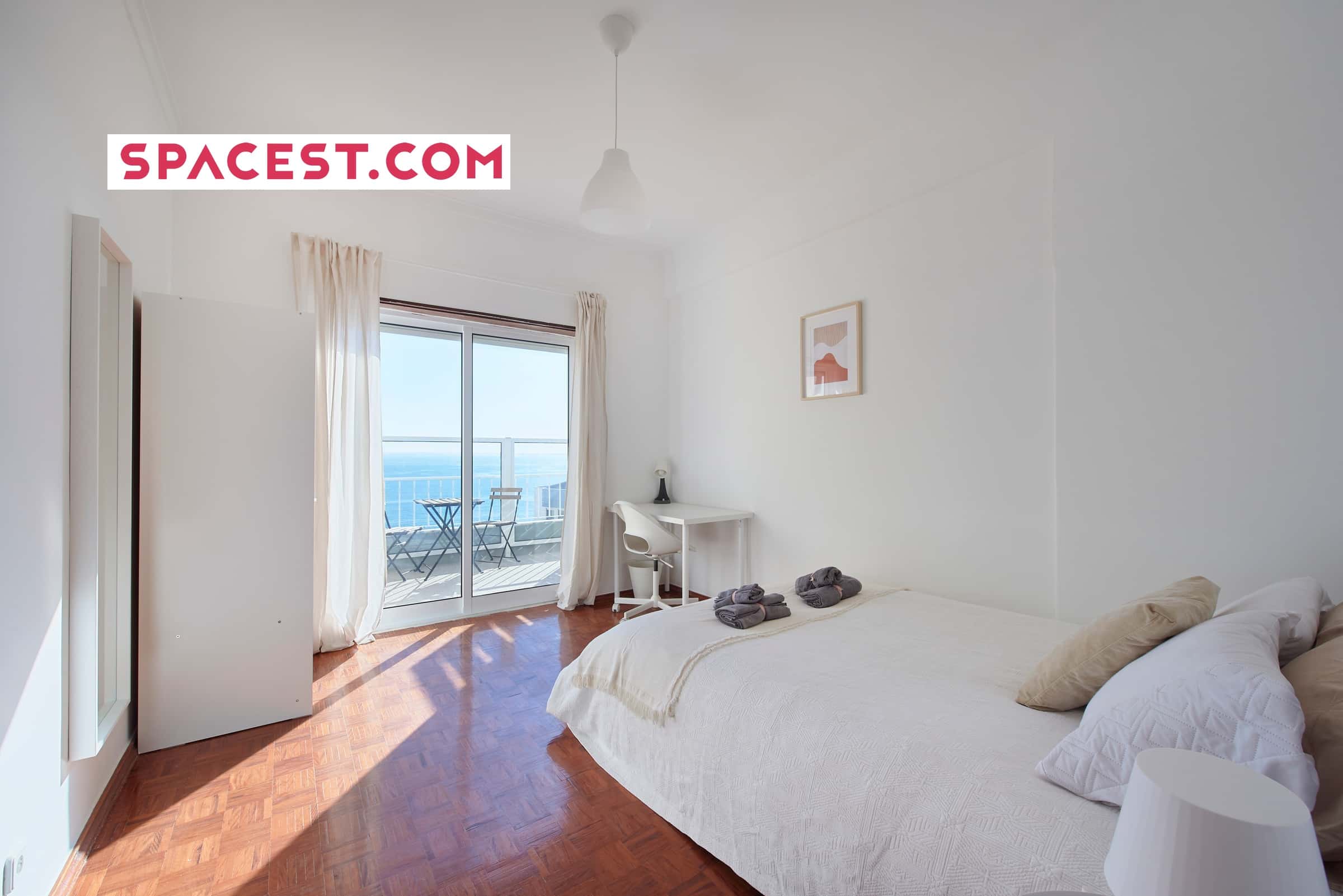  Comfortable Bedroom With Private Balcony In A 5-Bedroom Apartment In Cacilhas - Room 2  -  Comfortable bedroom with private balcony in a 5-bedroom apartment in Cacilhas - Room 2  - Gallery -  1
