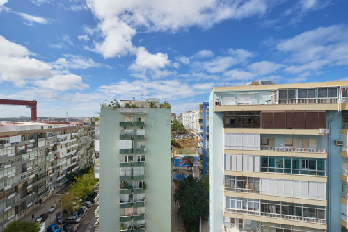 Comfortable bedroom with private balcony in a 5-bedroom apartment in Rua Eugénio de Castro - Room 4 - Gallery - 13