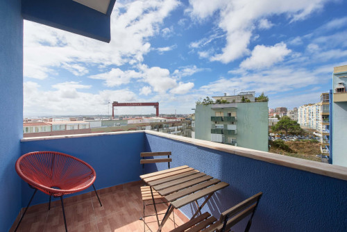 Comfortable bedroom with private balcony in a 5-bedroom apartment in Rua Eugénio de Castro - Room 4 - Gallery - 12