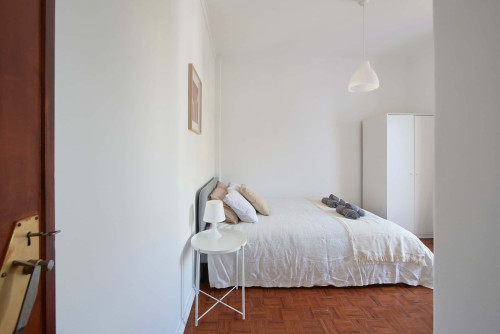 Comfortable bedroom with private balcony in a 5-bedroom apartment in Rua Eugénio de Castro - Room 4 - Gallery - 5