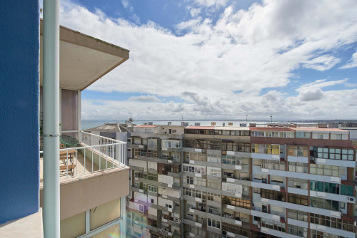 Comfortable bedroom with private balcony in a 5-bedroom apartment in Rua Eugénio de Castro - Room 4 - Gallery - 9