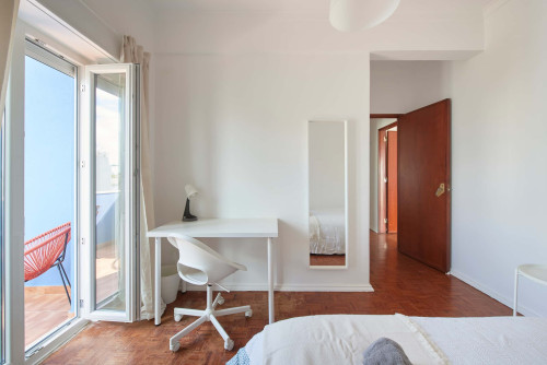 Comfortable bedroom with private balcony in a 5-bedroom apartment in Rua Eugénio de Castro - Room 4 - Gallery - 7