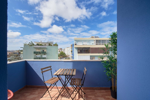 Comfortable bedroom with private balcony in a 5-bedroom apartment in Rua Eugénio de Castro - Room 4 - Gallery - 11