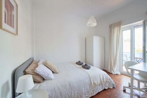 Comfortable bedroom with private balcony in a 5-bedroom apartment in Rua Eugénio de Castro - Room 4 - Gallery - 6