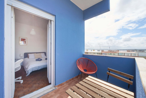 Comfortable bedroom with private balcony in a 5-bedroom apartment in Rua Eugénio de Castro - Room 4