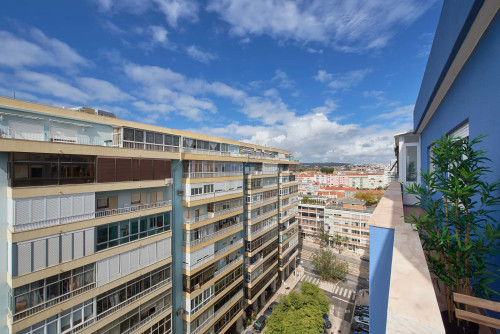 Comfortable bedroom with private balcony in a 5-bedroom apartment in Rua Eugénio de Castro - Room 4
