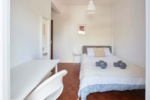 Comfortable bedroom with private balcony in a 5-bedroom apartment in Rua Eugénio de Castro - Room 4 - Gallery - 8