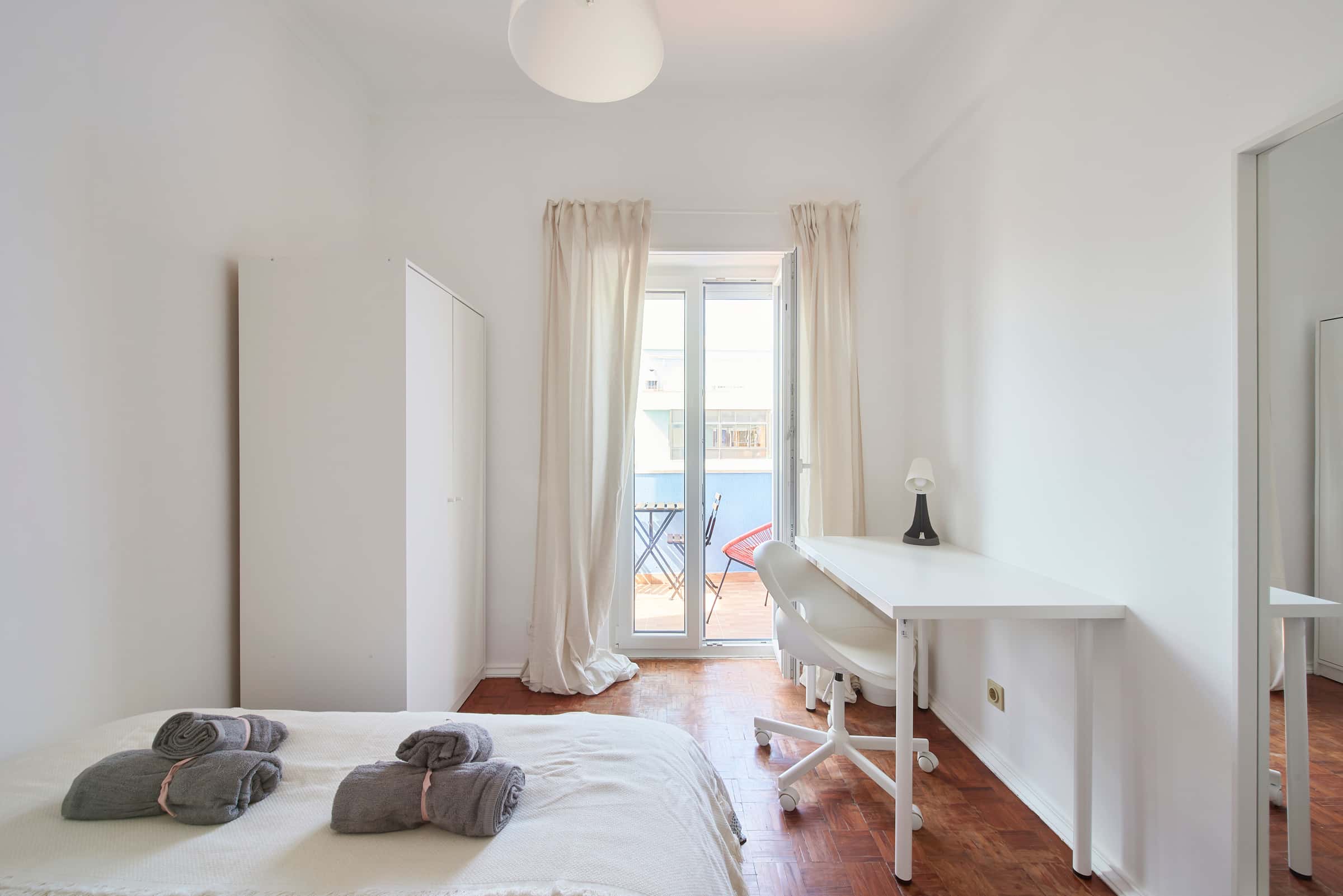  Comfortable Bedroom With Private Balcony In A 5-Bedroom Apartment In Rua Eugénio De Castro - Room 4  -  Comfortable bedroom with private balcony in a 5-bedroom apartment in Rua Eugénio de Castro - Room 4  - Gallery -  2