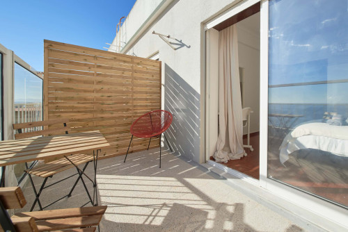 Luminous bedroom with private balcony in a 5-bedroom apartment in Cacilhas - Room 1 - Gallery - 8