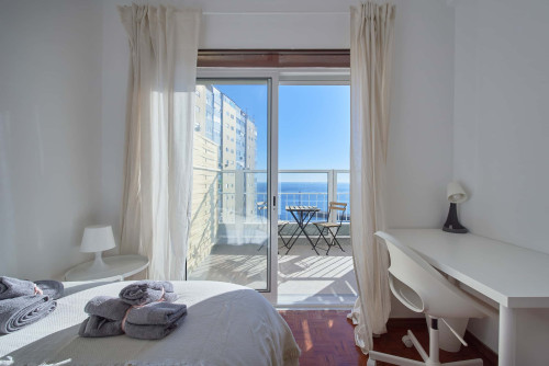 Luminous bedroom with private balcony in a 5-bedroom apartment in Cacilhas - Room 1 - Gallery - 7