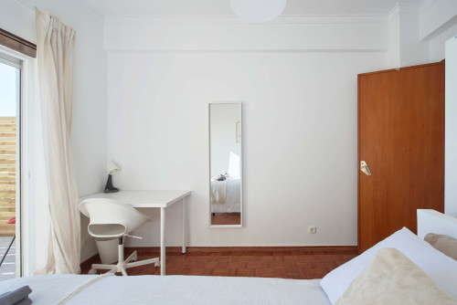 Luminous bedroom with private balcony in a 5-bedroom apartment in Cacilhas - Room 1