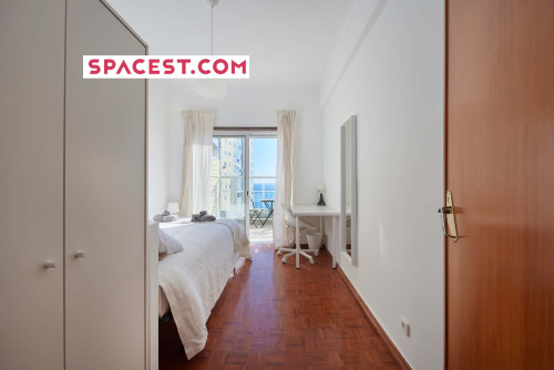 Luminous bedroom with private balcony in a 5-bedroom apartment in Cacilhas - Room 1 - Gallery - 14