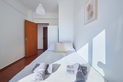 Luminous bedroom with private balcony in a 5-bedroom apartment in Cacilhas - Room 1 - Gallery - 10