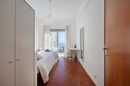 Luminous bedroom with private balcony in a 5-bedroom apartment in Cacilhas - Room 1