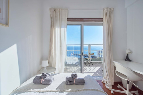 Luminous bedroom with private balcony in a 5-bedroom apartment in Cacilhas - Room 1