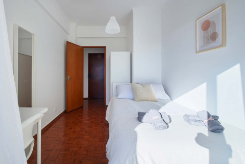 Luminous bedroom with private balcony in a 5-bedroom apartment in Cacilhas - Room 1 - Gallery - 11