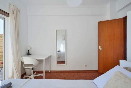 Luminous bedroom with private balcony in a 5-bedroom apartment in Cacilhas - Room 1 - Gallery - 9