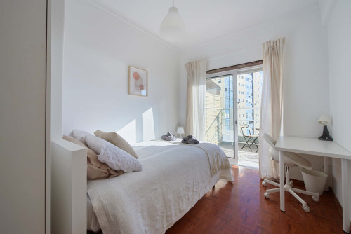 Luminous bedroom with private balcony in a 5-bedroom apartment in Cacilhas - Room 1