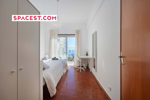 Luminous bedroom with private balcony in a 5-bedroom apartment in Cacilhas - Room 1 - Gallery - 13