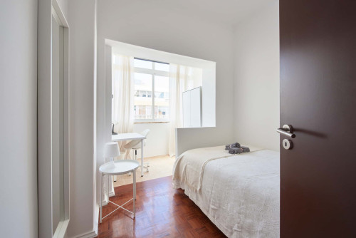 Comfortable bedroom in a 5-bedroom apartment in Rua Eugénio de Castro - Room 1 - Gallery - 9