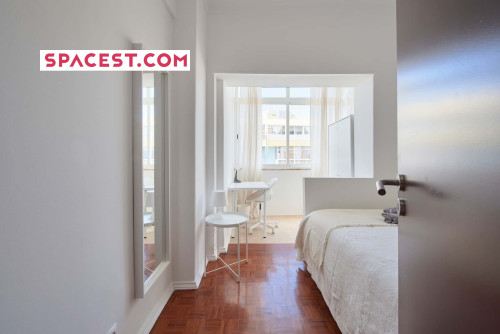 Comfortable bedroom in a 5-bedroom apartment in Rua Eugénio de Castro - Room 1 - Gallery - 13