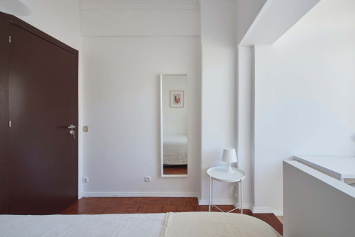 Comfortable bedroom in a 5-bedroom apartment in Rua Eugénio de Castro - Room 1 - Gallery - 6