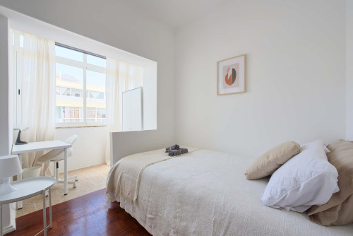 Comfortable bedroom in a 5-bedroom apartment in Rua Eugénio de Castro - Room 1 - Gallery - 11