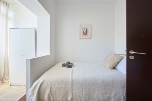 Comfortable bedroom in a 5-bedroom apartment in Rua Eugénio de Castro - Room 1 - Gallery - 12