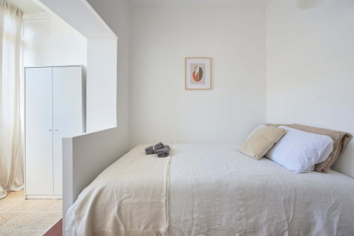 Comfortable bedroom in a 5-bedroom apartment in Rua Eugénio de Castro - Room 1 - Gallery - 10