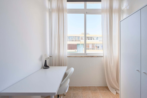 Comfortable bedroom in a 5-bedroom apartment in Rua Eugénio de Castro - Room 1  - Gallery -  5