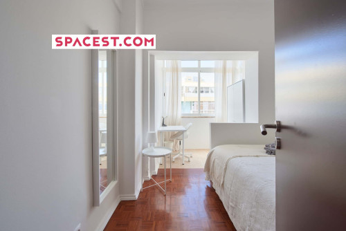 Comfortable bedroom in a 5-bedroom apartment in Rua Eugénio de Castro - Room 1 - Gallery - 14