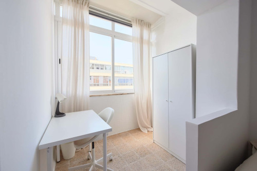Comfortable bedroom in a 5-bedroom apartment in Rua Eugénio de Castro - Room 1 - Gallery - 7
