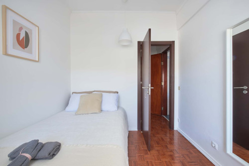 Comfortable bedroom in a 5-bedroom apartment in Rua Eugénio de Castro - Room 1