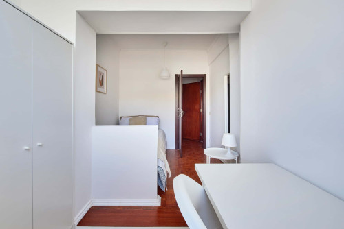 Comfortable bedroom in a 5-bedroom apartment in Rua Eugénio de Castro - Room 1 - Gallery - 8
